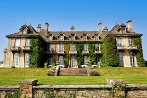 A large, historic building with multiple windows and a prominent entrance. - Eastwood Park Country House (Wotton-under-Edge)