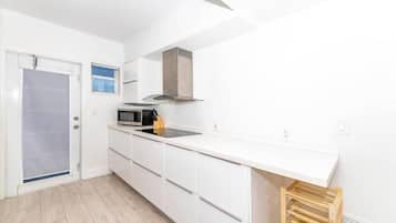 Deluxe-Apartment, 2 Schlafzimmer | Eigene Küche | Großer Kühlschrank, Mikrowelle, Ofen, Herdplatte