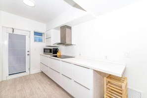 Deluxe-íbúð - 2 svefnherbergi | Einkaeldhús | Ísskápur í fullri stærð, örbylgjuofn, bakarofn, eldavélarhellur