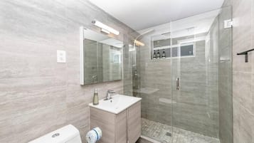 Deluxe-Apartment, 2 Schlafzimmer | Badezimmer | Dusche, kostenlose Toilettenartikel, Seife, Toilettenpapier