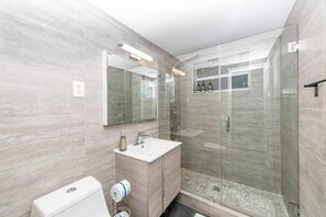 Deluxe Apartment, 2 Bedrooms | Bathroom