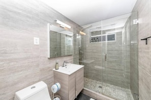 Deluxe Apartment, 2 Bedrooms | Bathroom