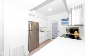 Deluxe Apartment, 2 Bedrooms | Private kitchen