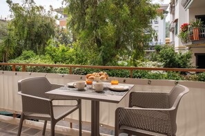 Outdoor dining - Comfortable apartment in Sorrento center (Sorrento)