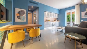 A modern living room with a dining area, a kitchen, and a balcony with a view. - Comfortable apartment in Sorrento center (Sorrento)