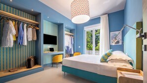 A bedroom with a bed, a desk, a chair, and a wardrobe. - Comfortable apartment in Sorrento center (Sorrento)