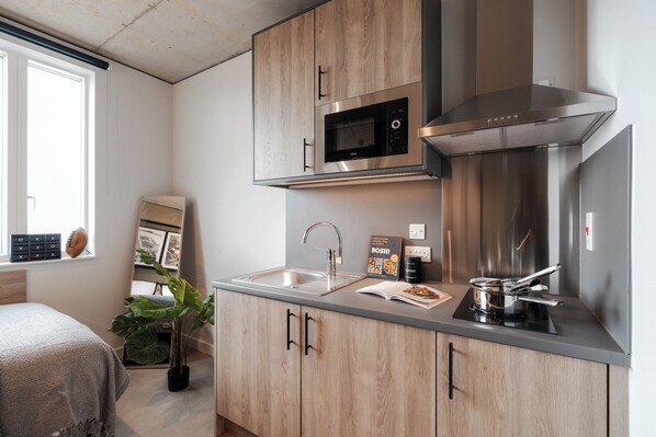 Microwave, oven - Student Studio Apartment // Spacious and modern // 2 mins to bus stop // Gym (London)