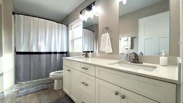 Bruser, hårtørrer, håndklæder, Sæbe