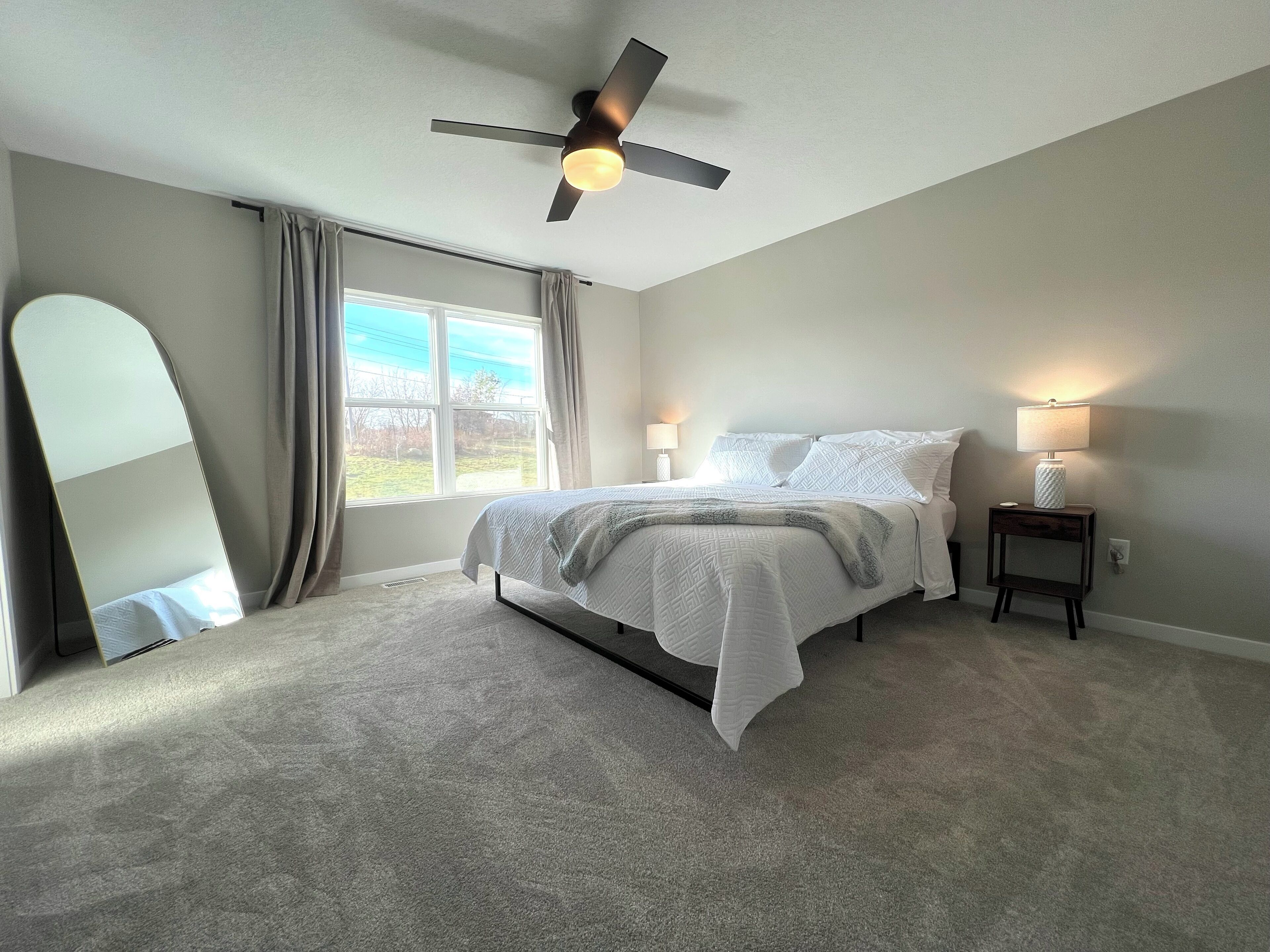 3 habitaciones, tabla de planchar con plancha y cuna de viaje 