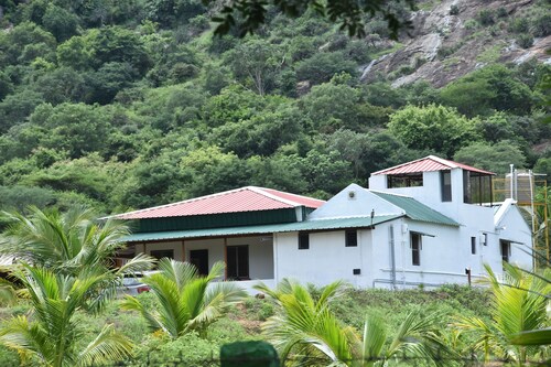 4-bedroom farmhouse in delightful Udumalaipettai with WiFi, AC