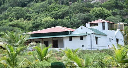 4-bedroom farmhouse in delightful Udumalaipettai with WiFi, AC