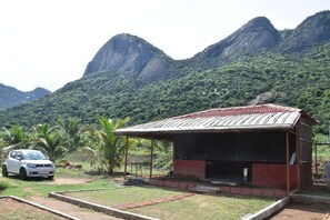 Exterior - 4-bedroom farmhouse in delightful Udumalaipettai with WiFi, AC (Dhali)