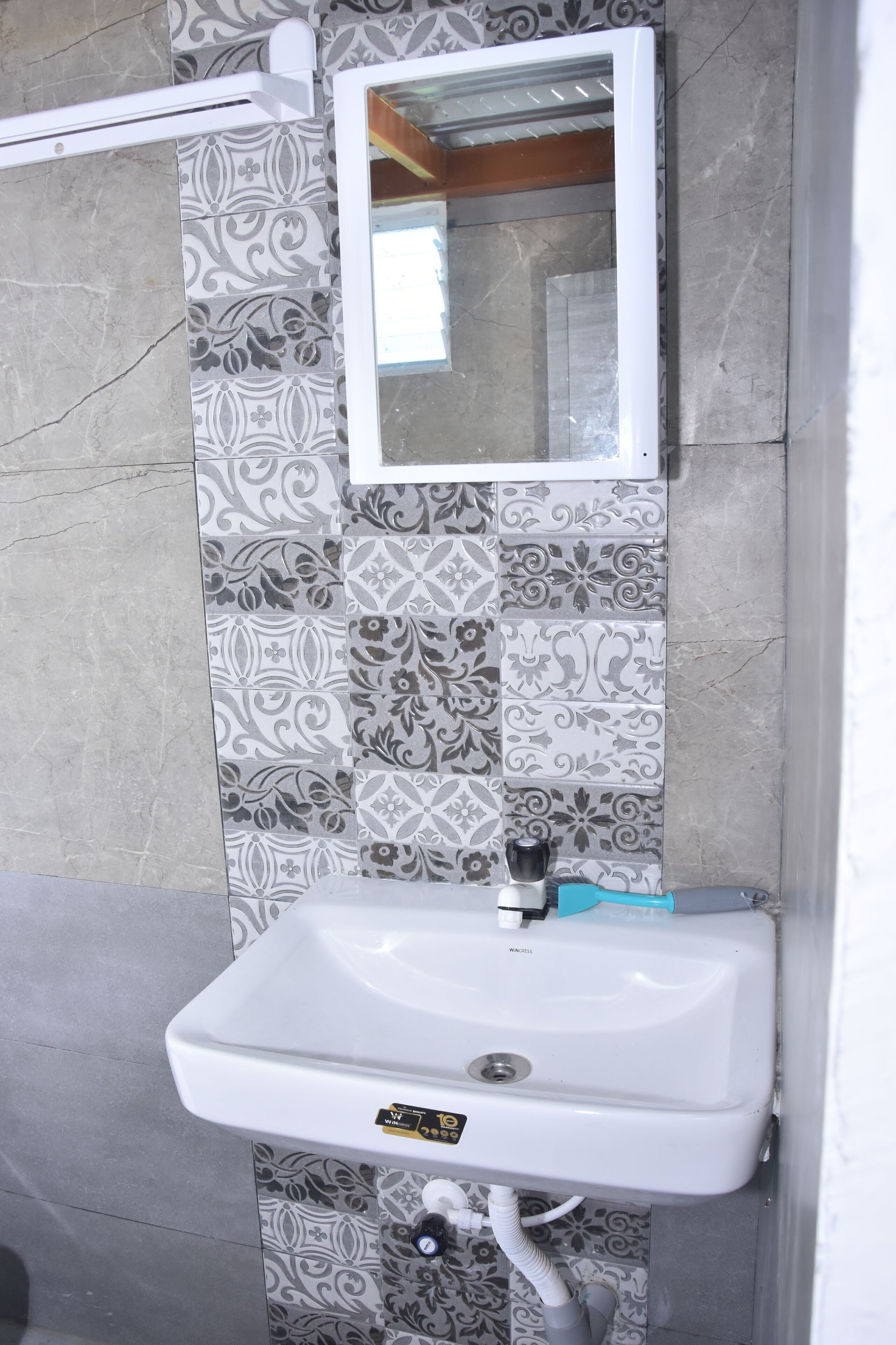 シャワー、タオル、石鹸、トイレットペーパー