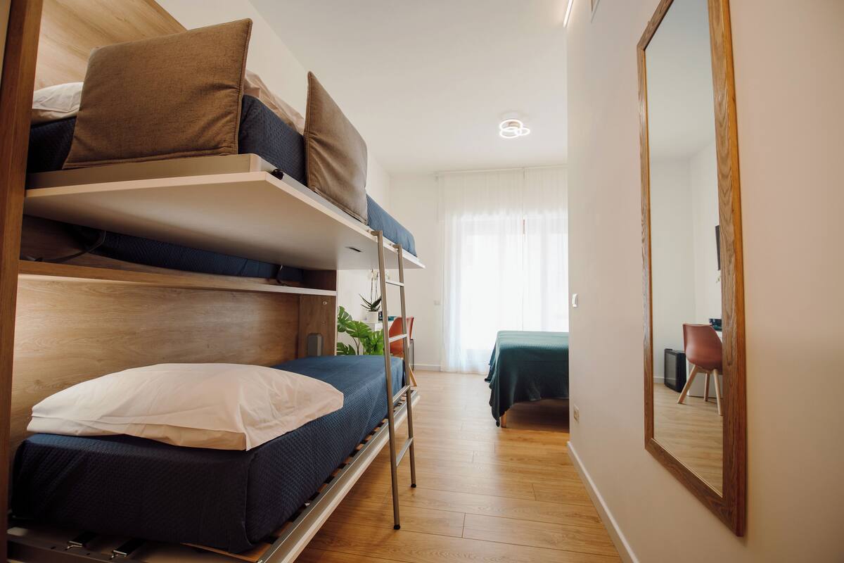 Camera matrimoniale con balcone | Caja fuerte, escritorio, cortinas opacas y sistema de insonorización