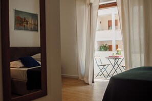 Suite King con balcone | In-room safe, desk, blackout curtains, soundproofing - Sweet Dreams Guest House (Civitavecchia)