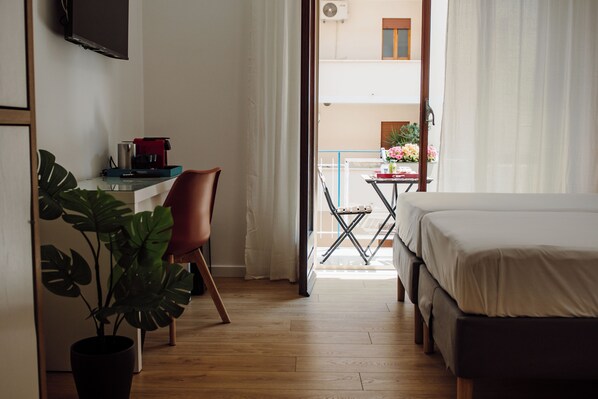 Camera matrimoniale con balcone | Brankas, meja kerja, tirai kedap cahaya, dan kedap suara