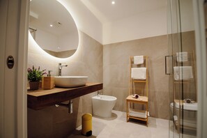 Camera matrimoniale con balcone | Kamar mandi | Shower, perlengkapan mandi gratis, pengering rambut, dan sandal