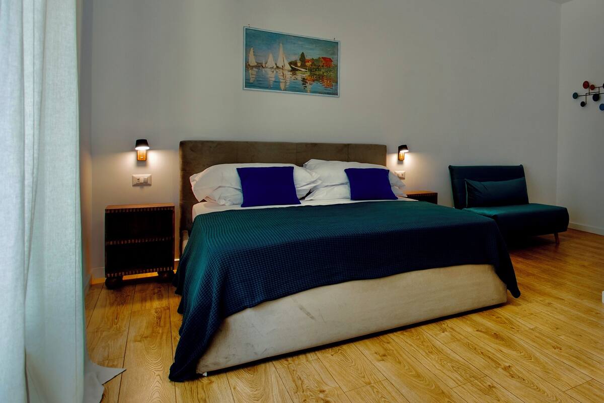 Suite King con balcone | Caja fuerte, escritorio, cortinas opacas y sistema de insonorización