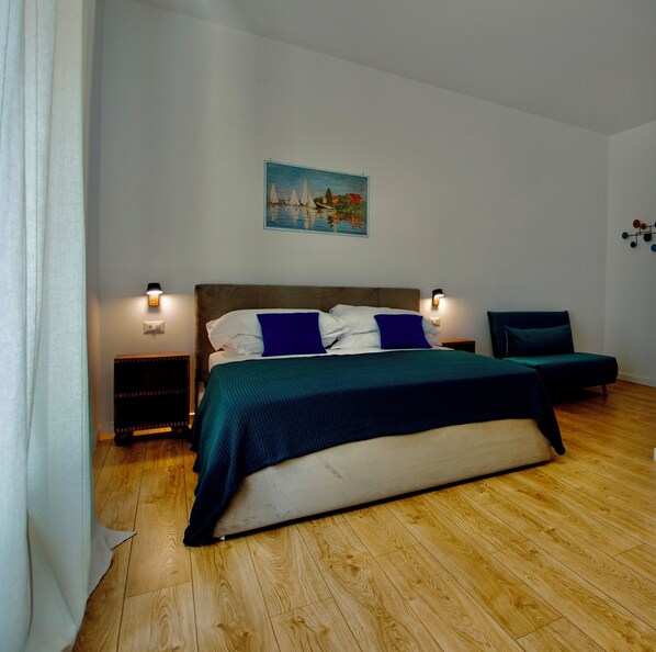 Suite King con balcone | Caja fuerte, escritorio, cortinas opacas y sistema de insonorización