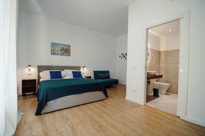 Suite King con balcone | Caja fuerte, escritorio, cortinas opacas y sistema de insonorización