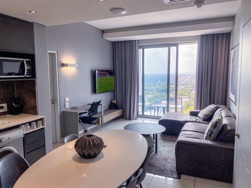 Sandtoncity-apartment-sleeps2-pool-parking