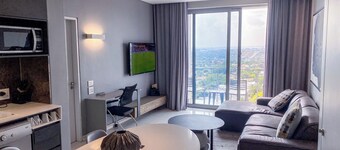 Sandtoncity-apartment-sleeps2-pool-parking
