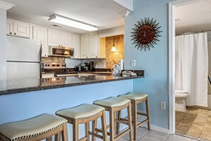 ثلاجة، ميكروويف، فرن، موقد طهي مسطح