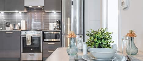 Suite Majestueuse, vue ville | Restauration dans la chambre