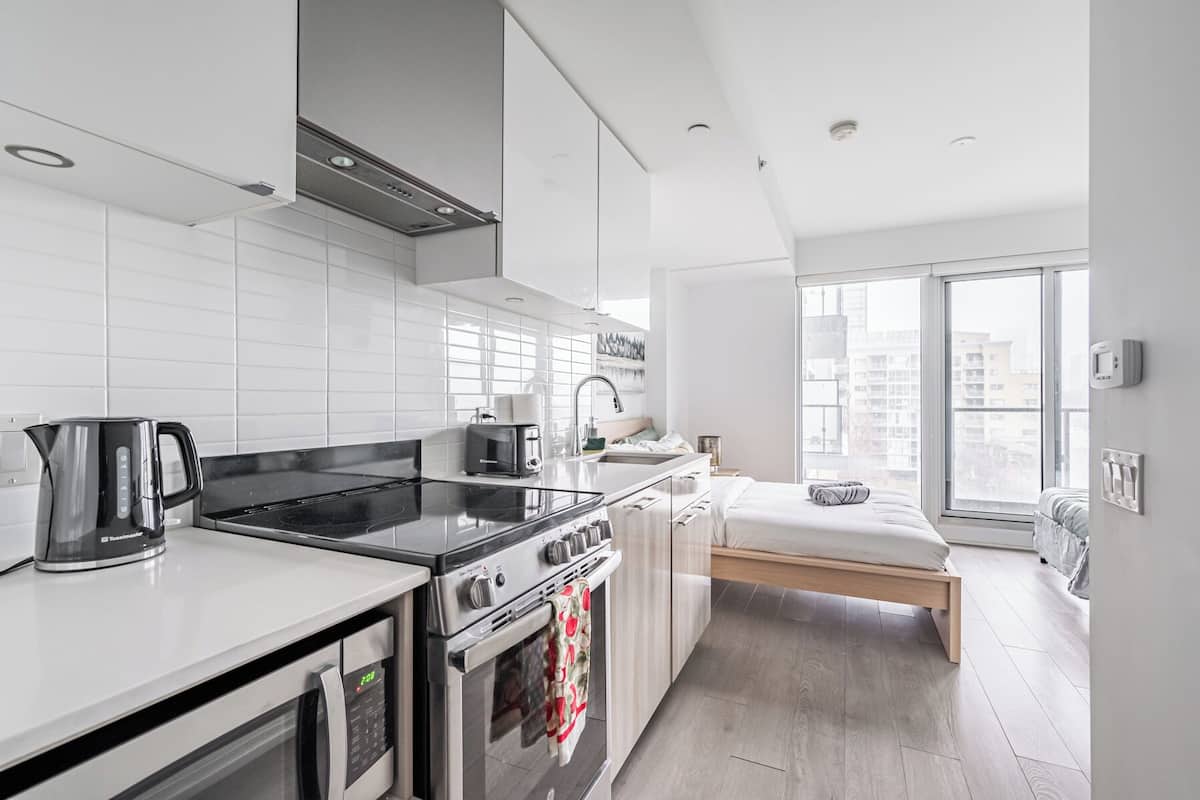 Comfort Studio Suite, City View | Private kitchen | Full-size fridge, microwave, oven, stovetop