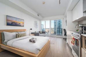 Studio – deluxe, byutsikt | Sengetøy av topp kvalitet, dundyner og memory foam-senger