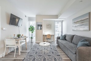 Suite – grand, byutsikt | Oppholdsområde | En 43-tommers LCD-TV med digitale kanaler samt Netflix