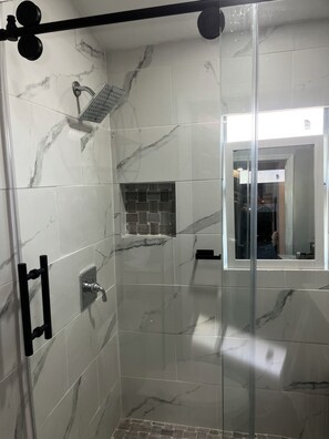 Haartrockner, Handtücher, Seife, Toilettenpapier