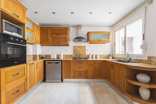Réfrigérateur, four à micro-ondes, un four, surface de cuisson