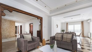 Ein modernes Wohnzimmer mit zwei Sofas, einem Couchtisch und einem großen Spiegel.
