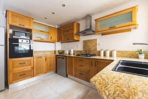Fridge, microwave, oven, stovetop - Luxueux Appartement à Bir Mourad Raïs (Algiers)
