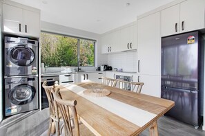 Fridge, oven, stovetop, dishwasher - Hibiscus Cottage in Red Beach with BBQ and Aircon (Auckland Hibiscus Coast)