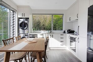 Fridge, oven, stovetop, dishwasher - Hibiscus Cottage in Red Beach with BBQ and Aircon (Auckland Hibiscus Coast)
