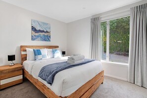 2 bedrooms, iron/ironing board, free WiFi, bed sheets - Hibiscus Cottage in Red Beach with BBQ and Aircon (Auckland Hibiscus Coast)