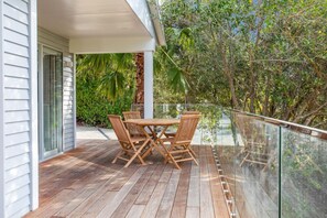 Outdoor dining - Hibiscus Cottage in Red Beach with BBQ and Aircon (Auckland Hibiscus Coast)