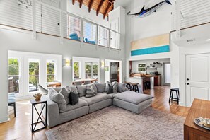 Smart-TV, Kamin, Bücher