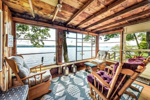 Classic Maine 3-bedroom steps from Great Pond, newly decorated, work or play!