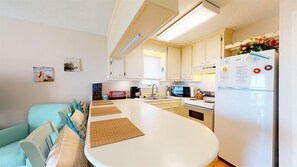 Een koelkast, een microgolfoven, een kookplaat, een vaatwasser