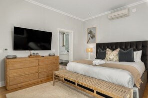 3 Schlafzimmer, Zimmersafe, Bügeleisen/Bügelbrett, Internetzugang