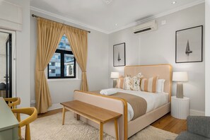 3 chambres, coffres-forts dans les chambres, fer et planche à repasser