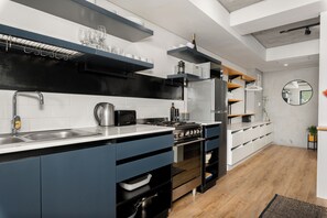 Frigorifero, microonde, forno, piano cottura