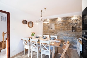 Maison Traditionnelle, 2 chambres, vue jardin | Restauration dans la chambre