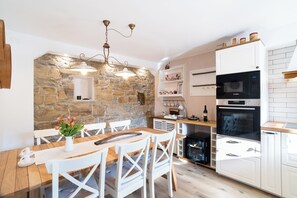 Maison Traditionnelle, 2 chambres, vue jardin | Restauration dans la chambre