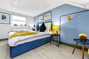 3 bedrooms, desk, iron/ironing board, free WiFi - Three Bedroom Home - Perfect for Large Groups (London)