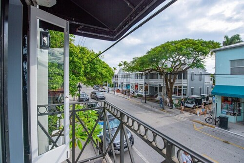 Pescado Penthouse | Vibrant Retreat on Duval