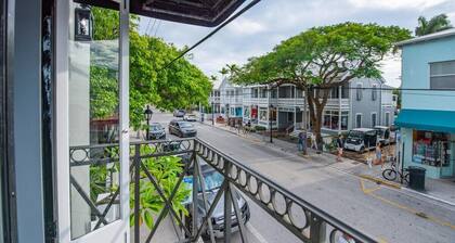 Pescado Penthouse | Vibrant Retreat on Duval
